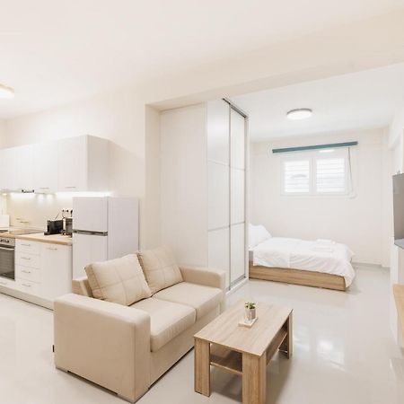 Fully Renovated Luxurious Semi-Basement Studio Athene Buitenkant foto