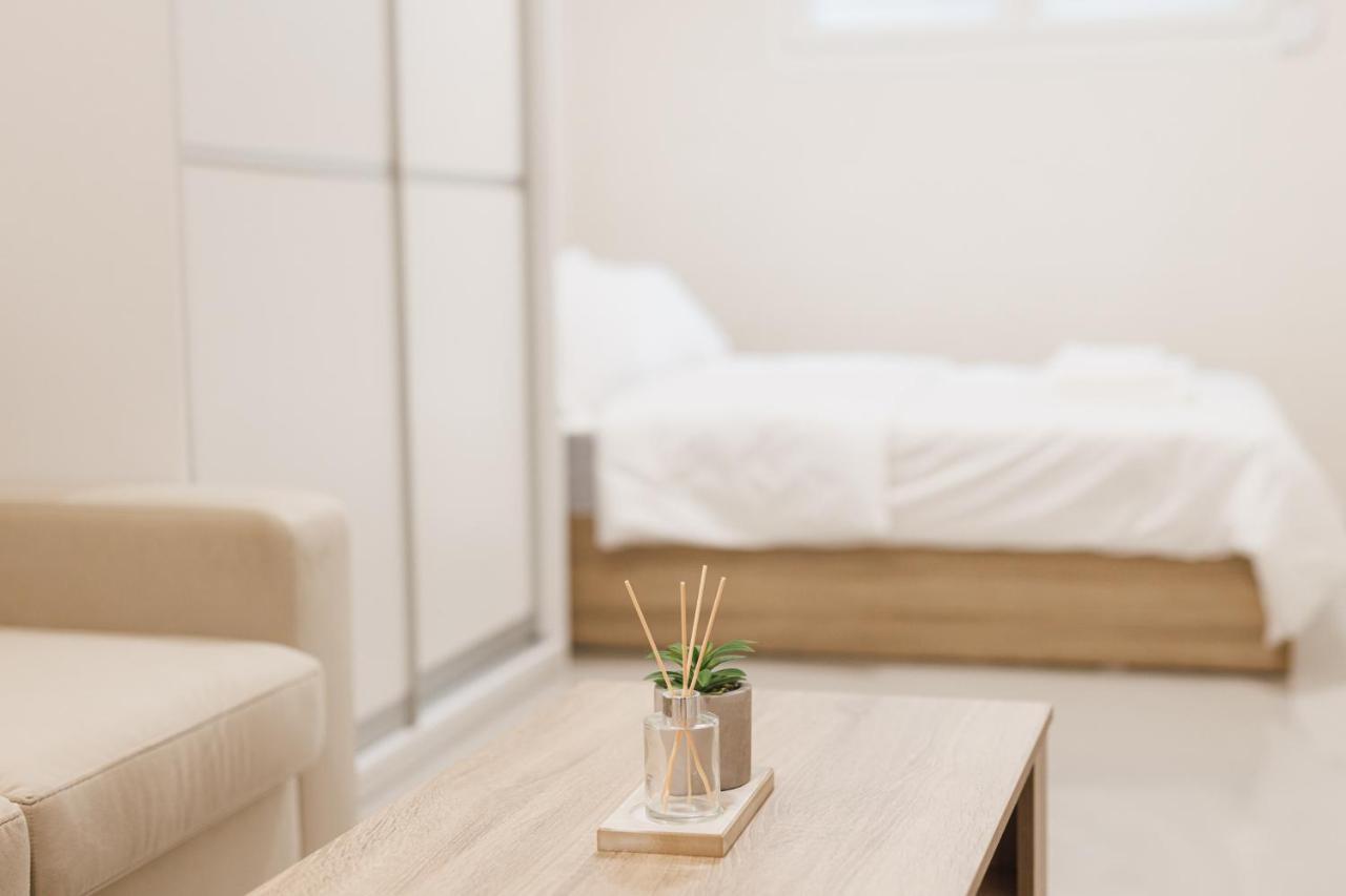 Fully Renovated Luxurious Semi-Basement Studio Athene Buitenkant foto
