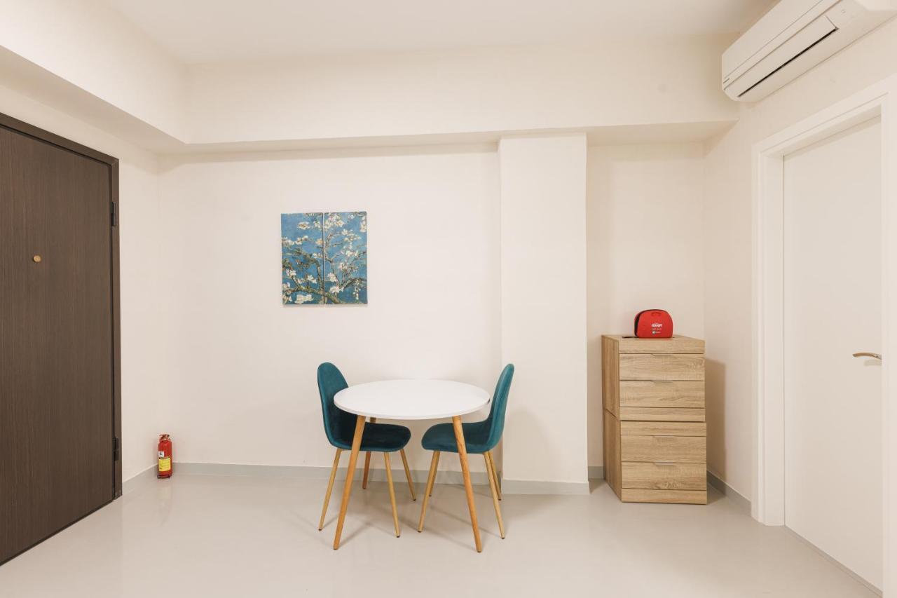 Fully Renovated Luxurious Semi-Basement Studio Athene Buitenkant foto